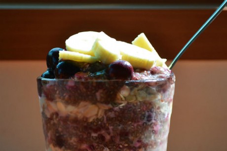 Breakfast-parfait-with-oats-and-blueberry-pudding