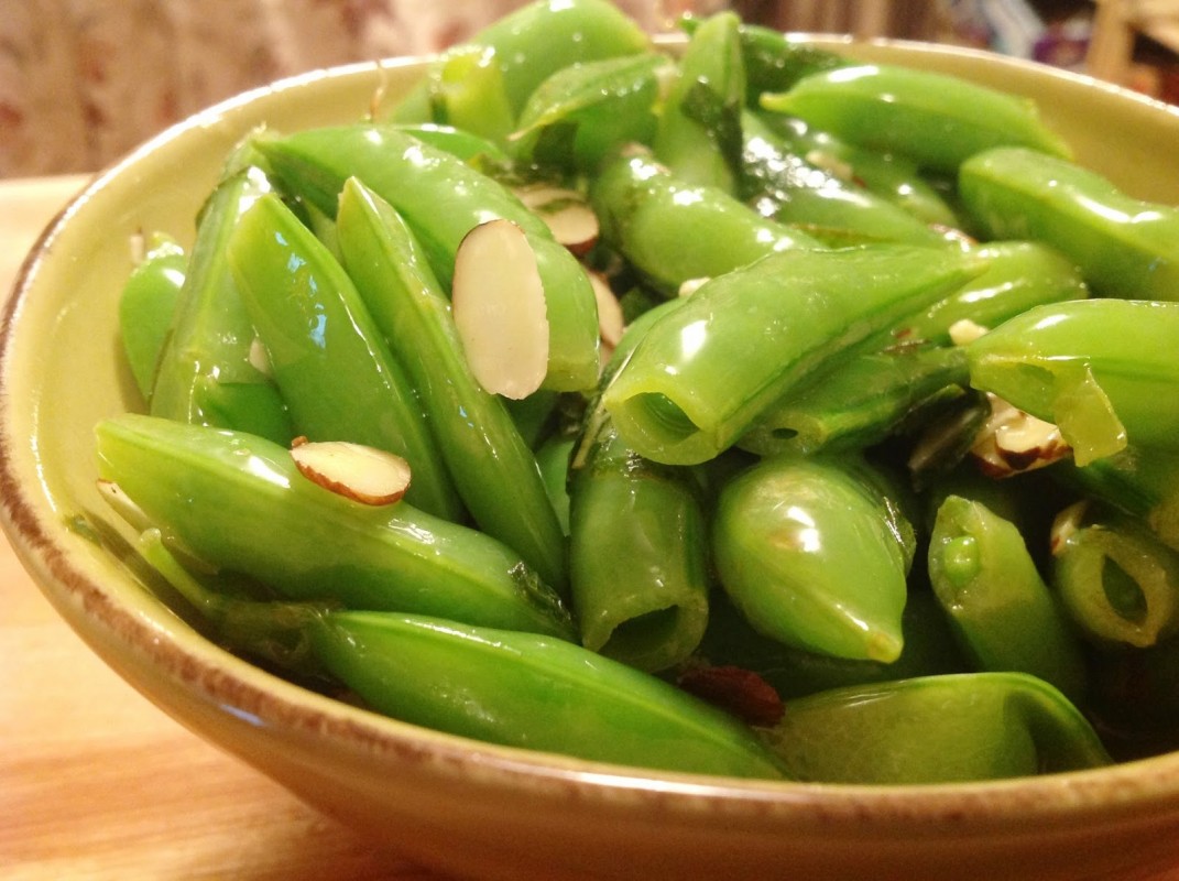 Snap-Pea-Salad-with-Almonds-in-an-Herbed-Vinaigrette-1071x800