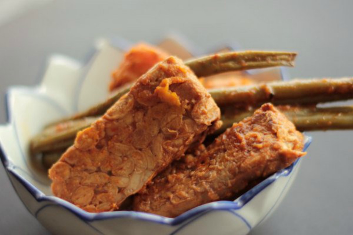 Smoky Slow Cooker Tempeh With Sweet Potato and Green Beans [Vegan]