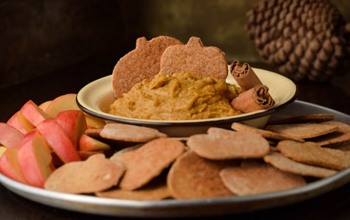 Cinnamon Graham Crackers With Healthy Pumpkin Pie-Spiced Hummus [Vegan]