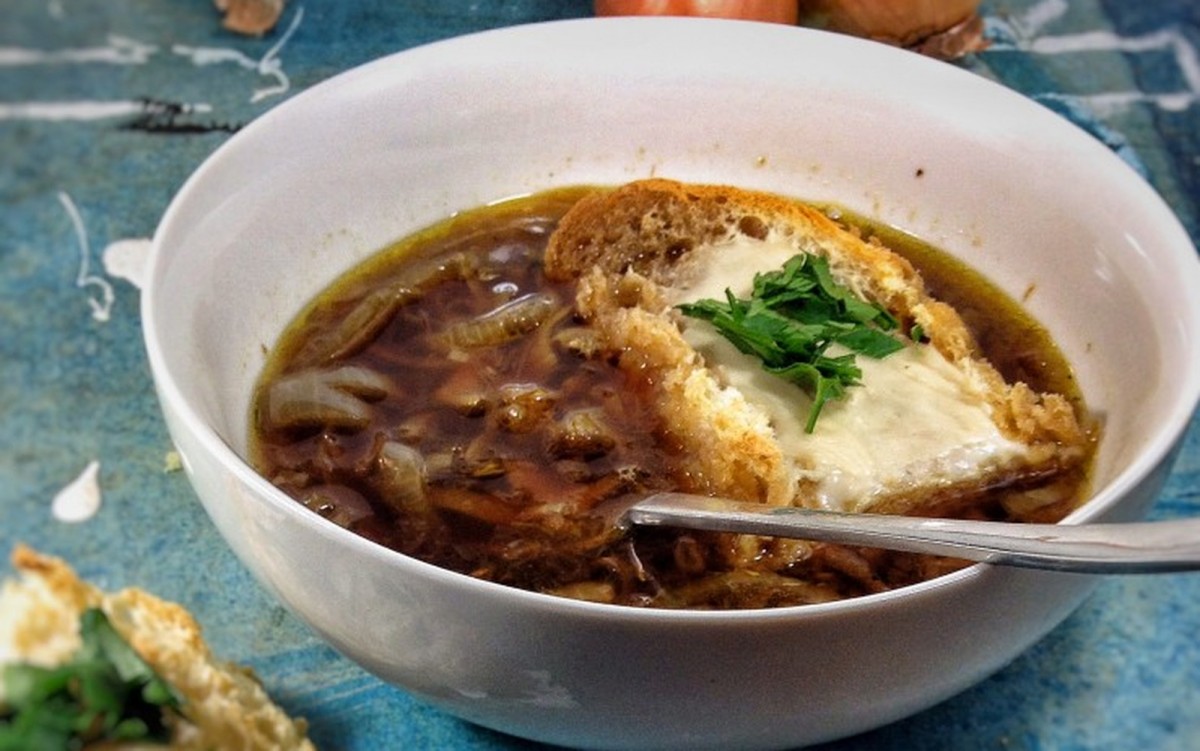French Onion Soup With Cheese Toasts [Vegan]