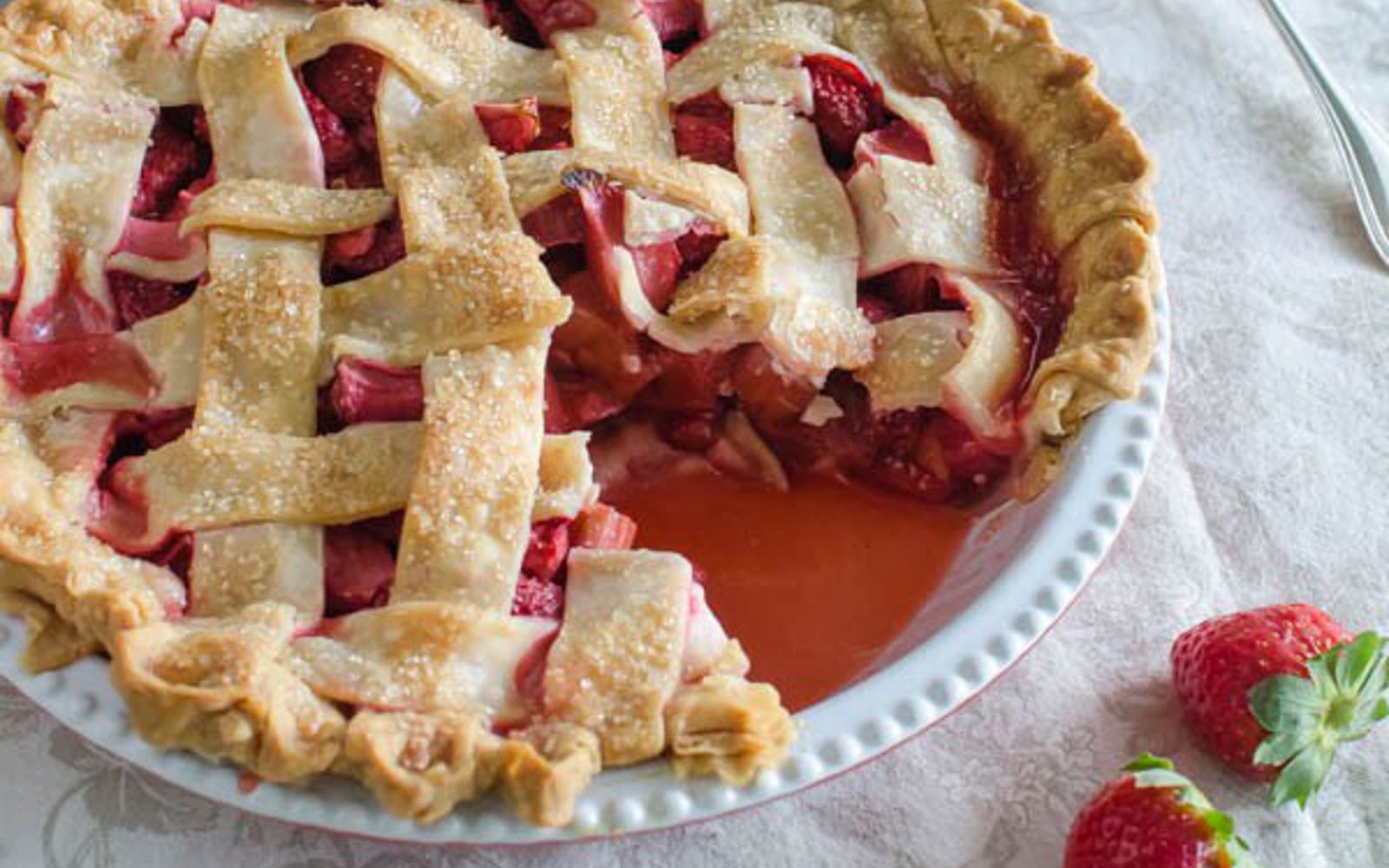 classic strawberry rhubarb pie