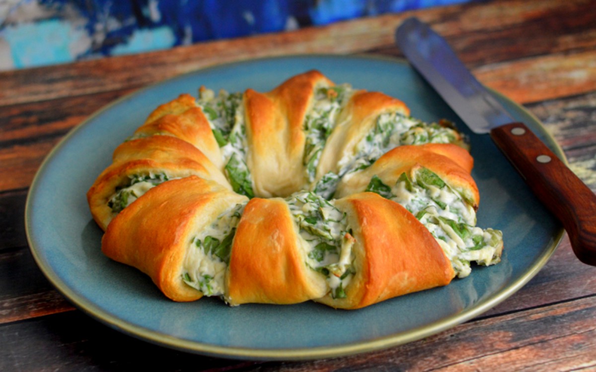 Spinach Dip Crescent Roll Ring