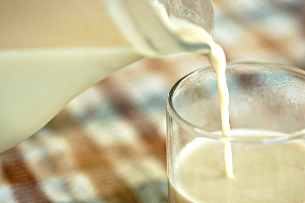 Nutritional Comparison: Soymilk vs. Cow's Milk