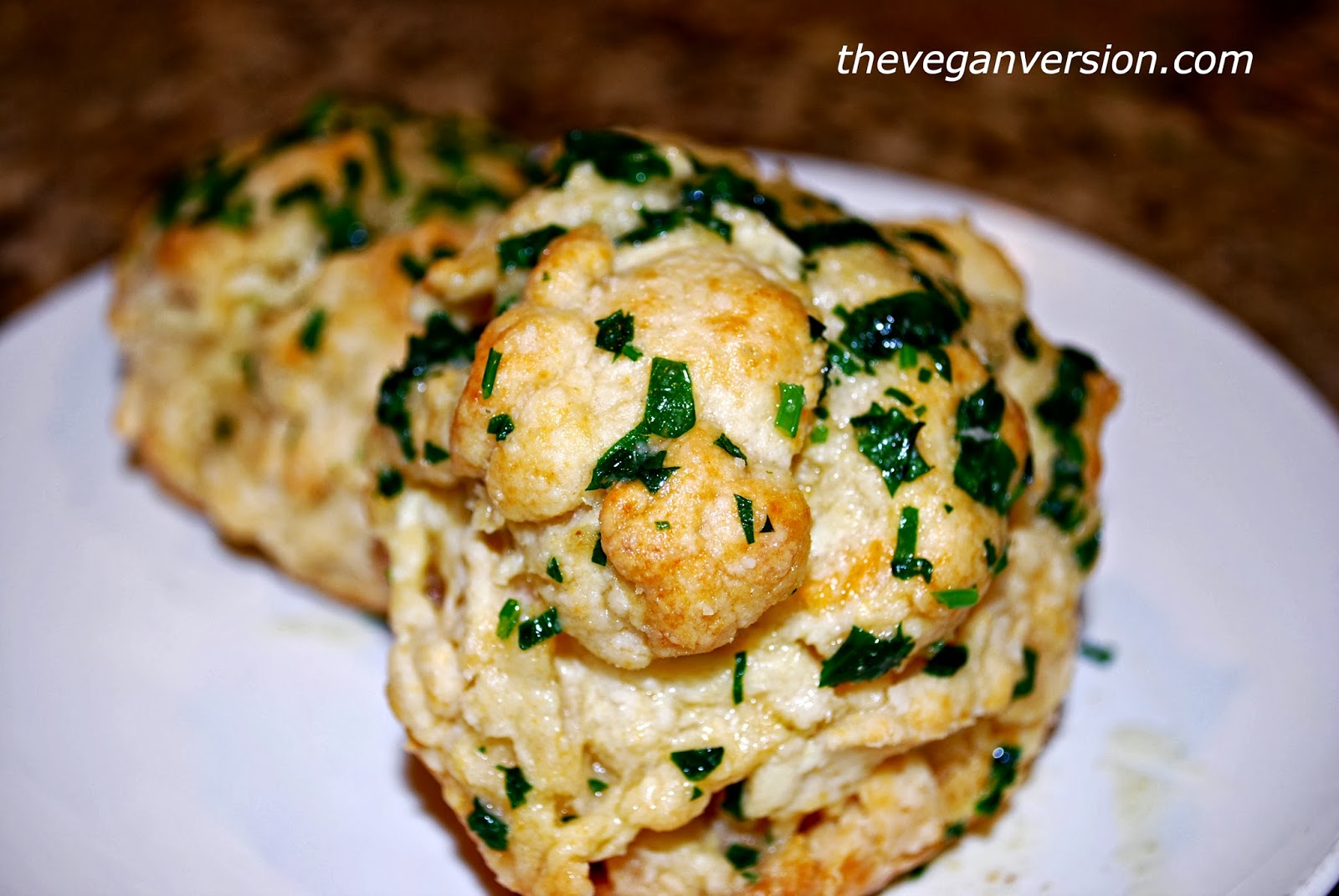 Red Lobster Style Vegan Cheddar Biscuits