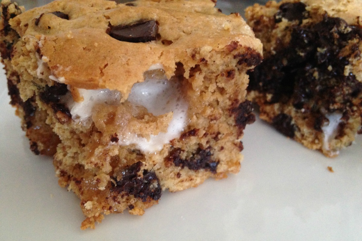 Blondies with marshmallows and dark chocolate chips