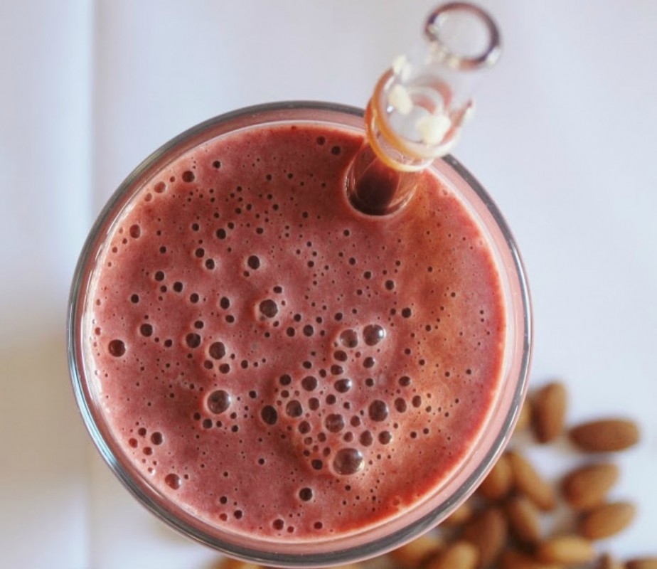 Smoothie made with almonds and sweet cherries