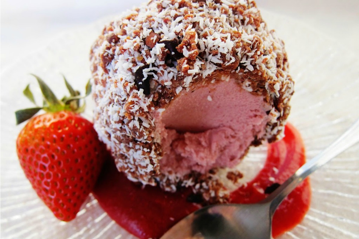 Strawberry 'Un-Fried' Ice Cream With Cacao Crust [Vegan, Raw, Gluten-Free]