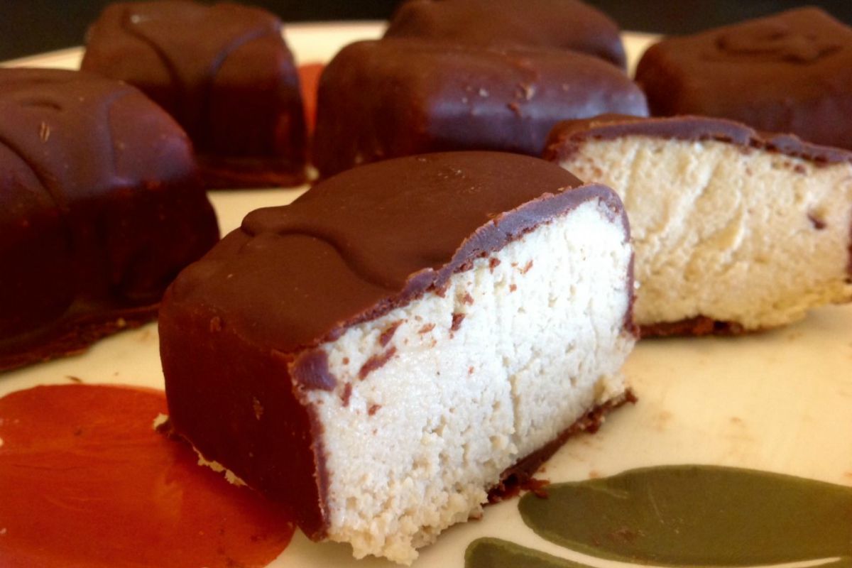 Μπουκιές cheesecake βαγόνι καλυμμένες με σοκολάτα