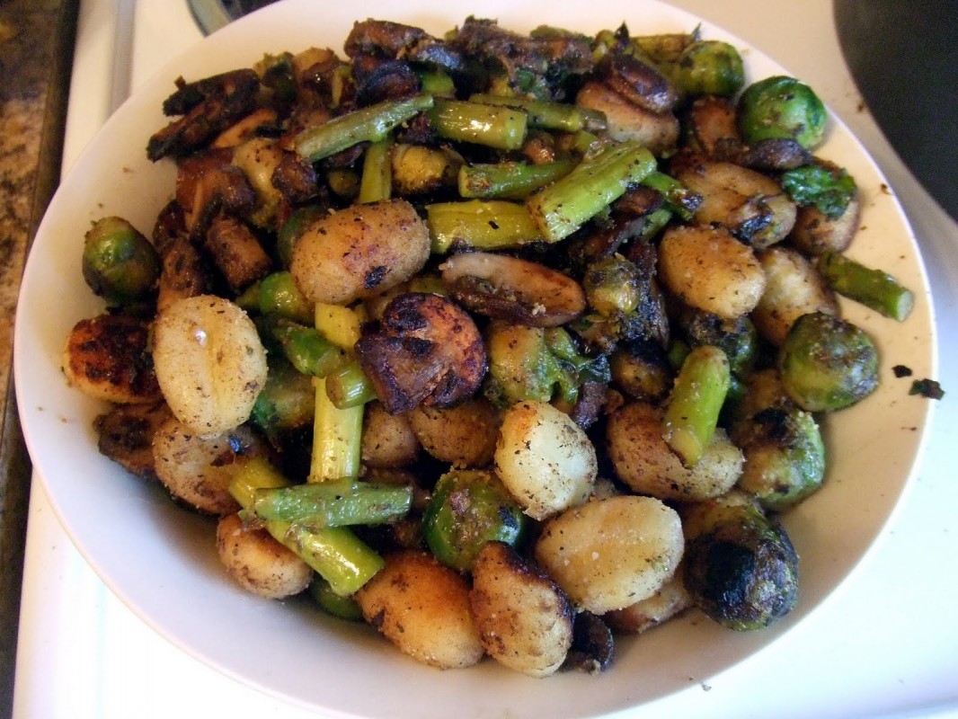 Crispy-Gnocchi-with-Mushrooms-Asparagus-and-Brussel-Sprouts-1066x800
