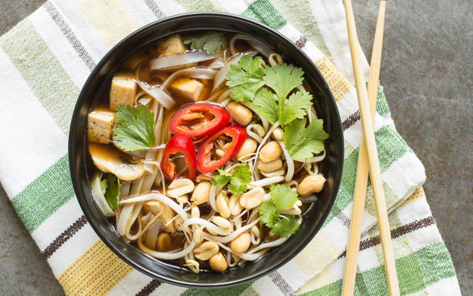 Pho Vietnamita Con Setas y Tofu