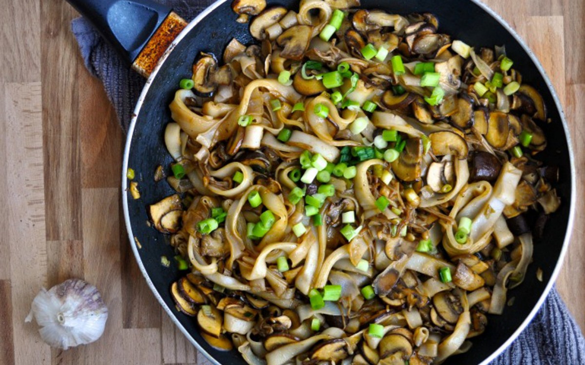 Vegan one-pan mushrooms with noodles