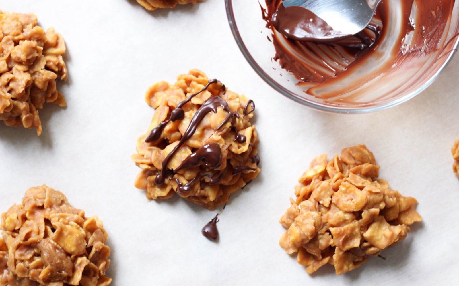 5-ingredient no-bake peanut butter cornflake biscuits