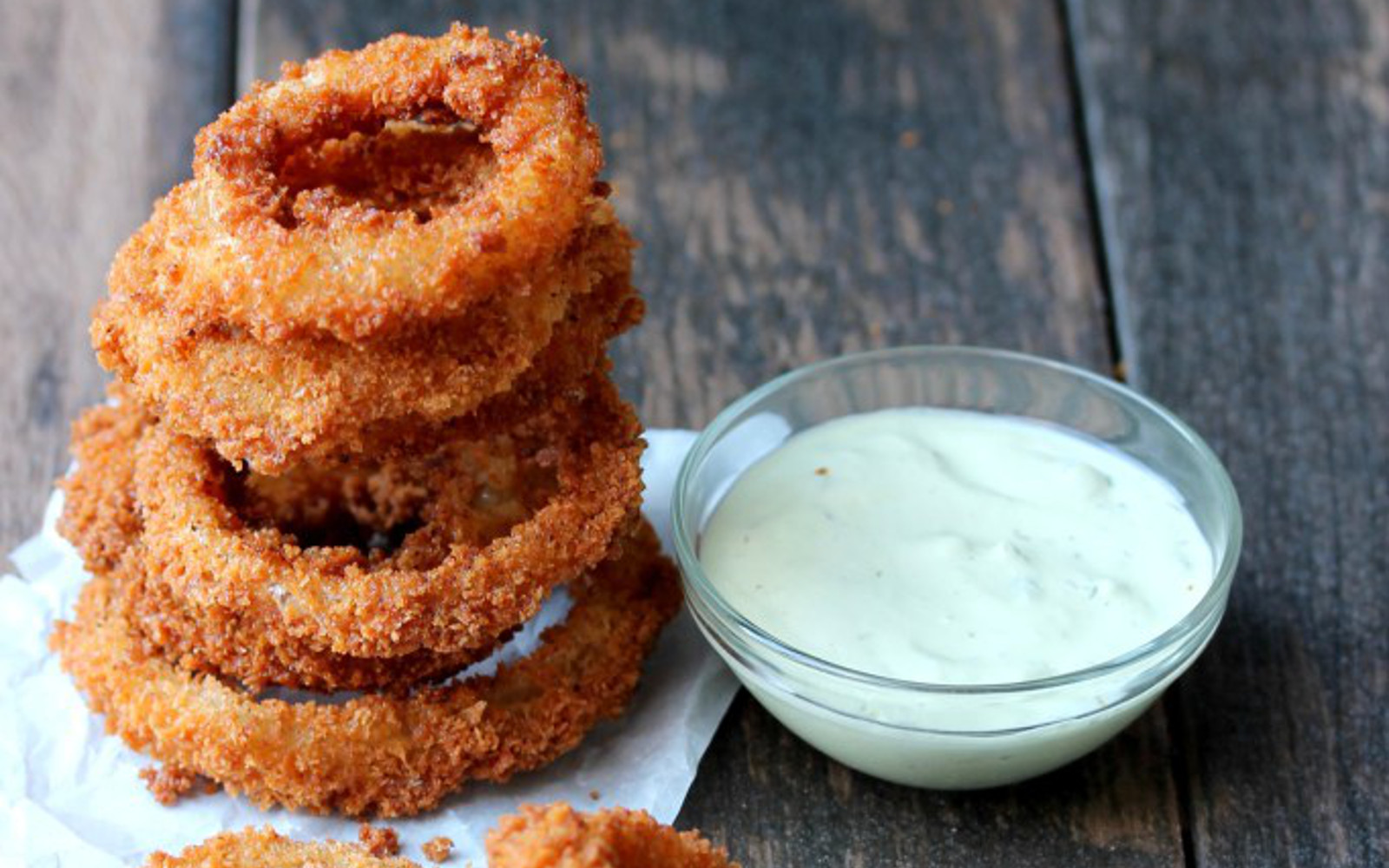 Beer Battered Onion Rings with Sauce