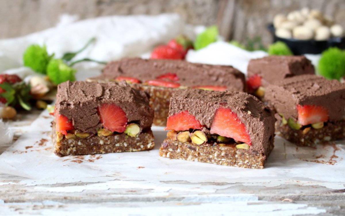Vegan strawberry-pistachio chocolate