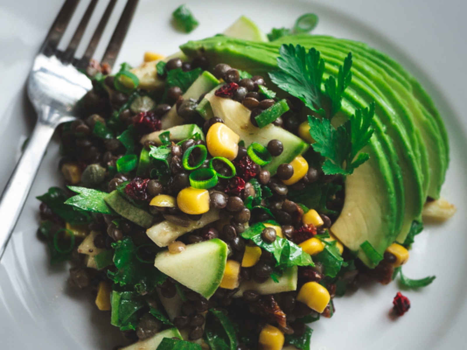 Veganiškos lęšių salotos su traškiomis daržovėmis ir žolelėmis