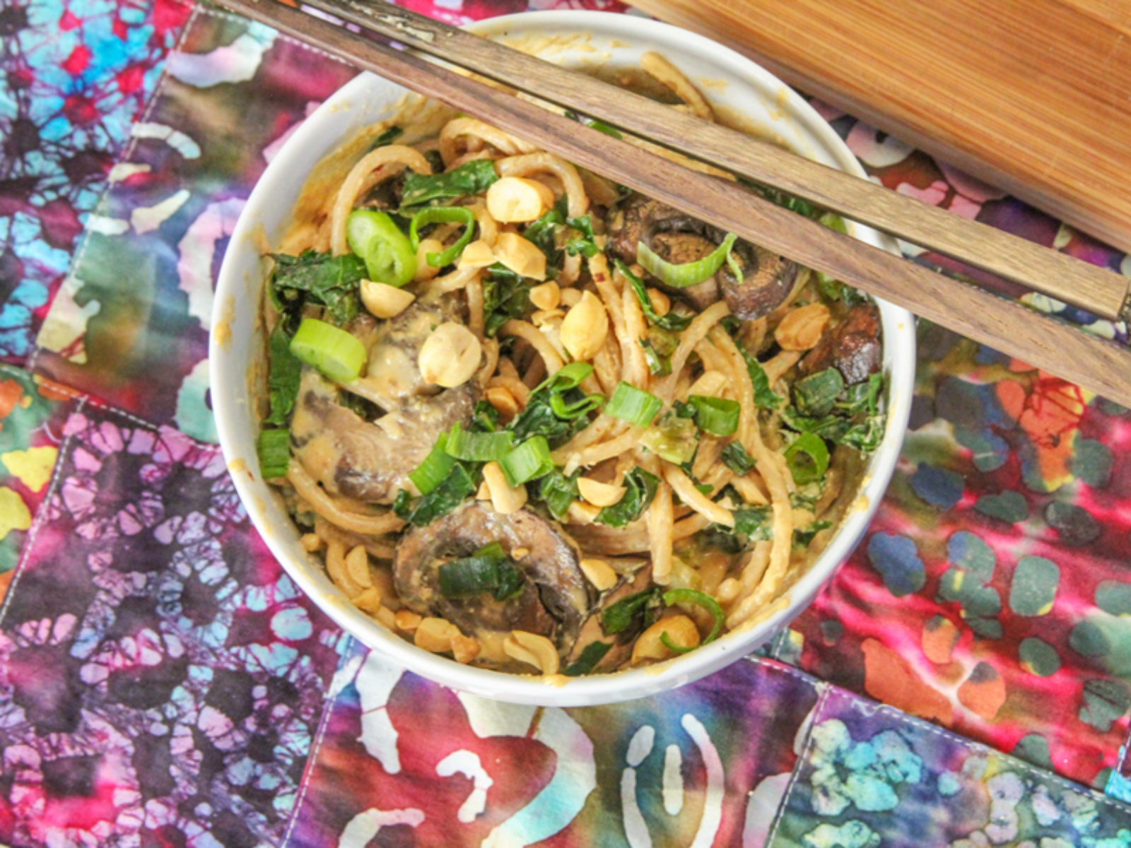 Noodles with vegetables and spicy Sichuan peanut sauce