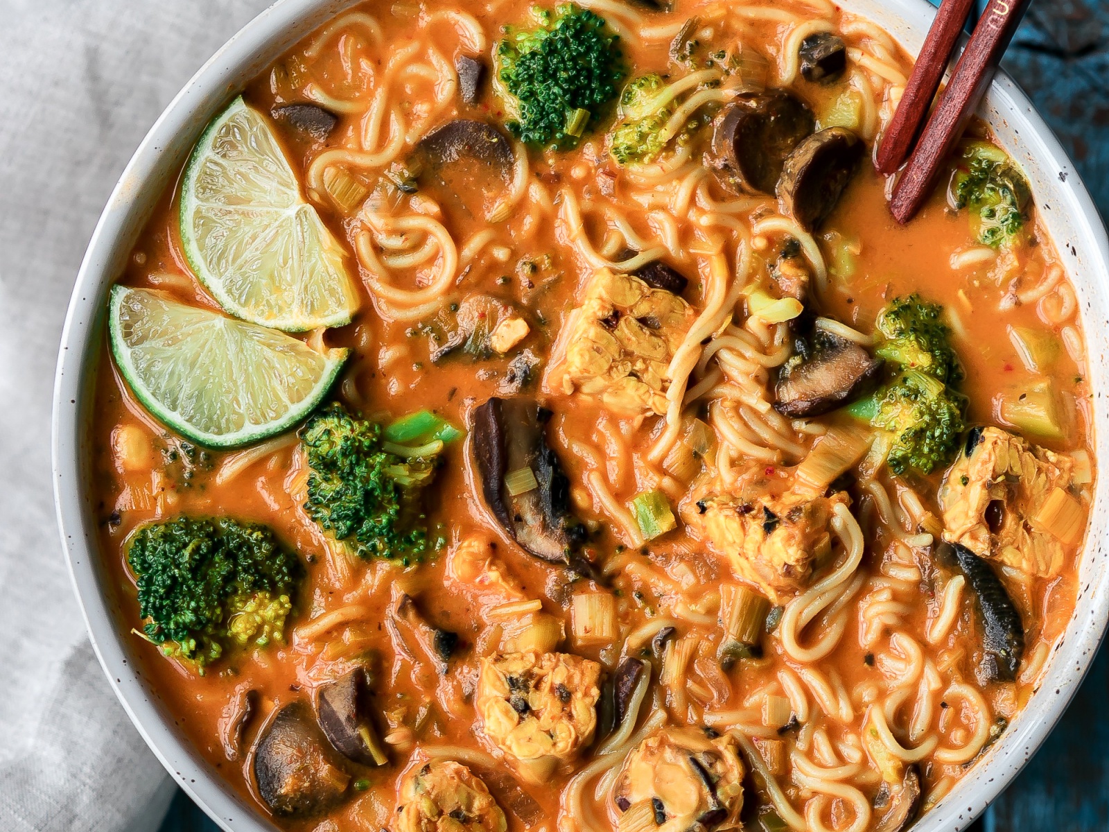 sopa de fideos con curry tailandés rojo vegana