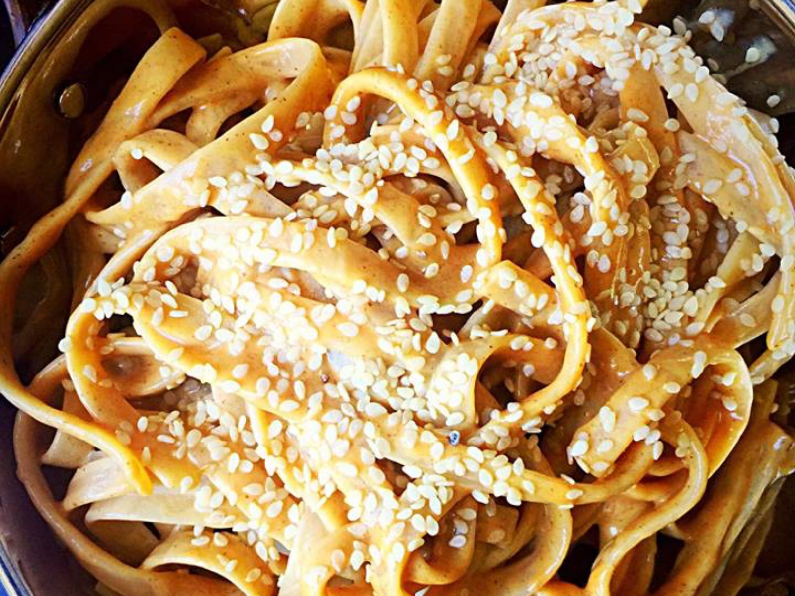 Noodles with peanuts and sesame in 10 minutes