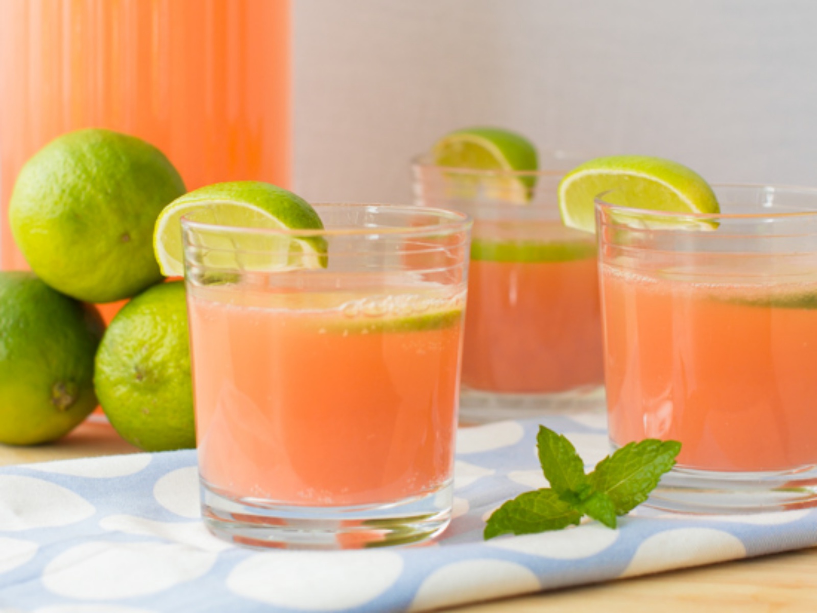 A fizzy and refreshing pink lemonade