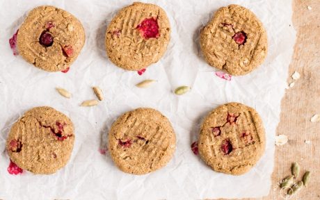 Vegan cardamom cookies with cranberries