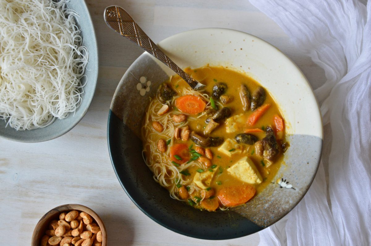 Veganiška aštri tajų žemės riešutų sriuba