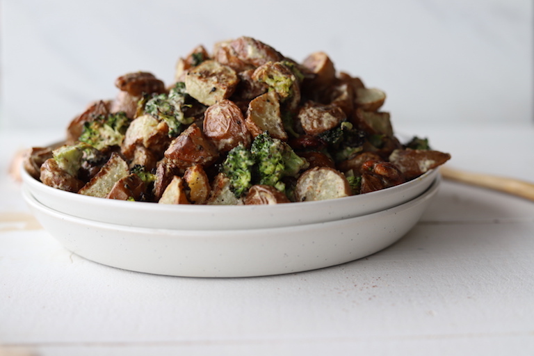 Insalata vegana di broccoli di patate arrosto