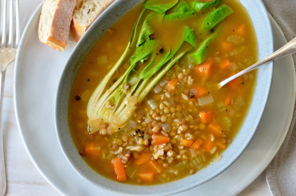 Sopa vegana con lentejas, arroz y bok choy