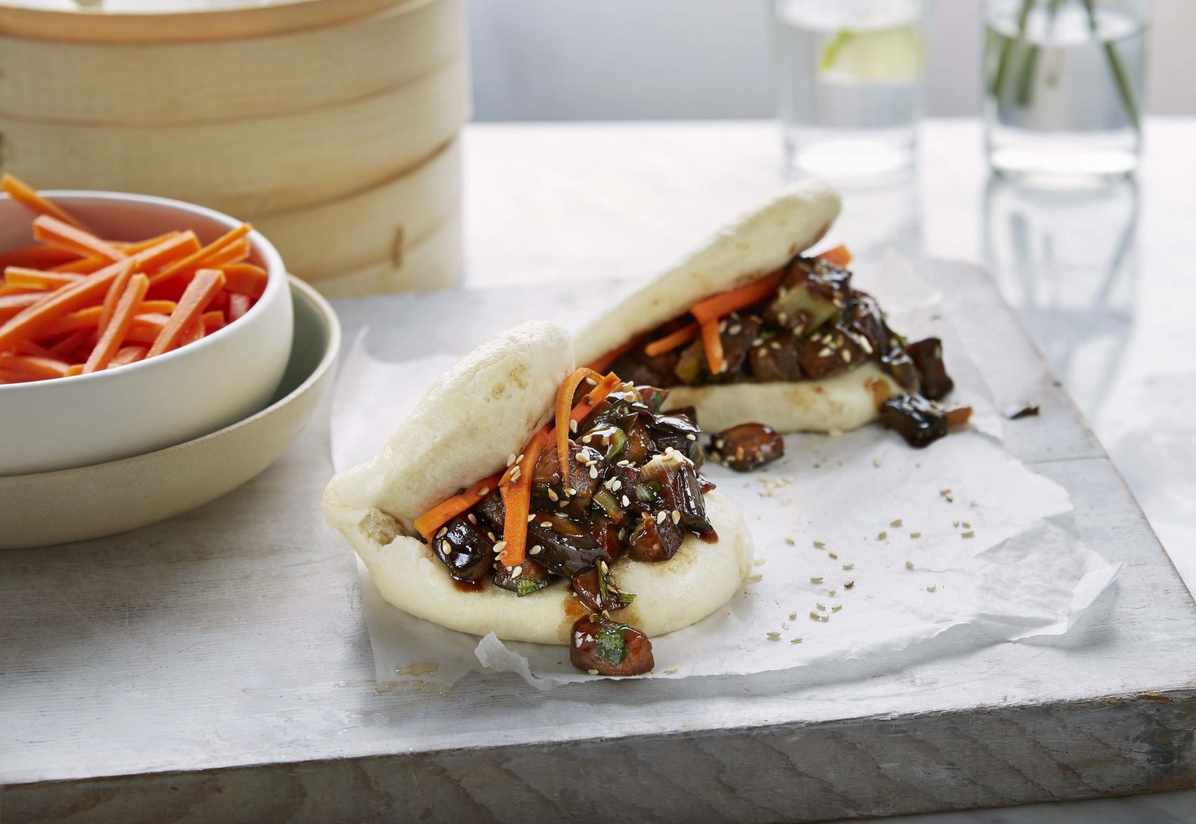 Απλά ψωμάκια Bao με μελιτζάνα Hoisin και καρότο τουρσί