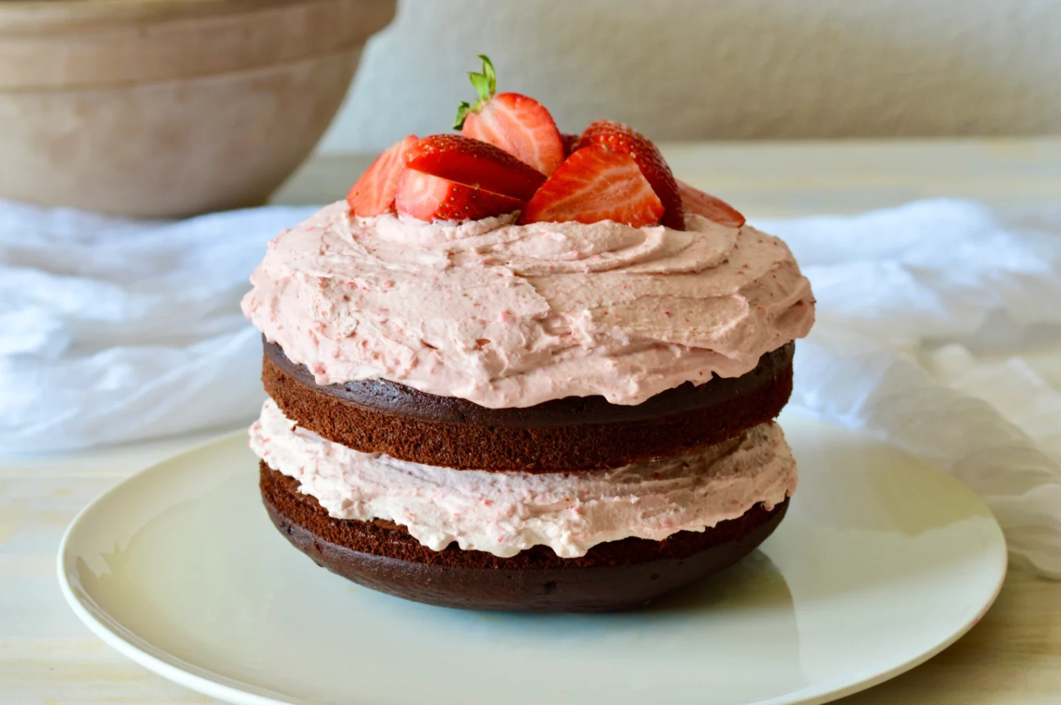 Tarta de cumpleaños vegana de chocolate y fresas