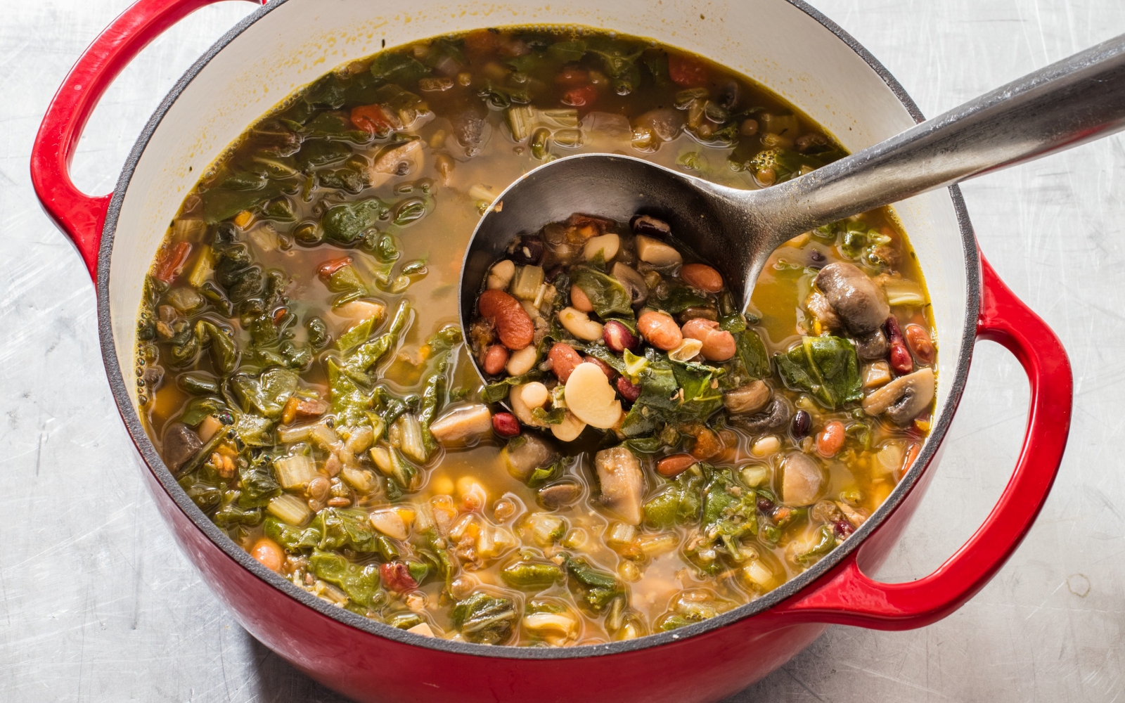 Χορταστική σούπα με 15 φασόλια και λαχανικά