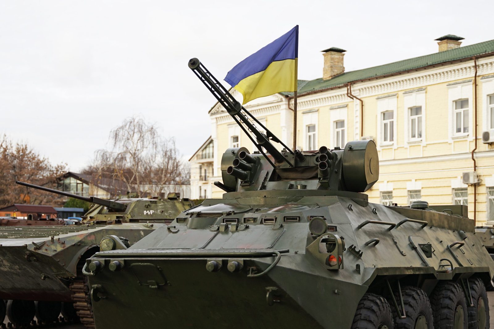 Russian tanks in Ukraine with Ukrainian flag